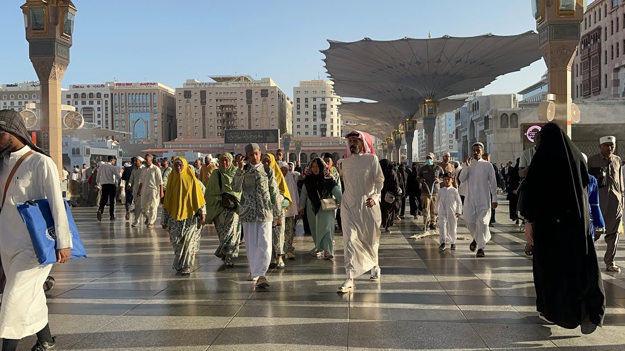 بين أروقة وساحات الحرم | Through the Haram Courtyards 