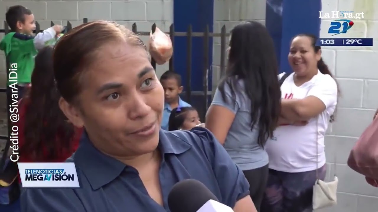 Director se corta el cabello y da el ejemplo tras imposición de reglas a escuelas en El Salvador