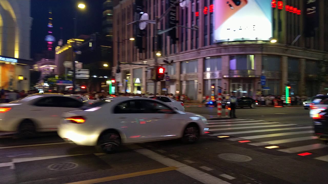 Crowded crossing in Shanghai Nanjing Road