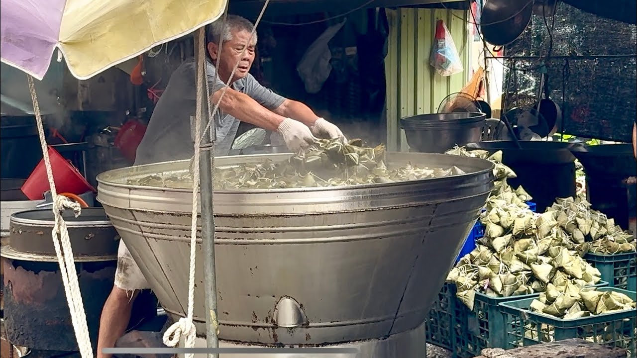 嘉義超過六十老字號肉粽攤大排長龍.超大蒸煮鍋一次能煮1400顆粽！對老嘉義人來說，仲夏的味道就是這迷人的粽葉香！