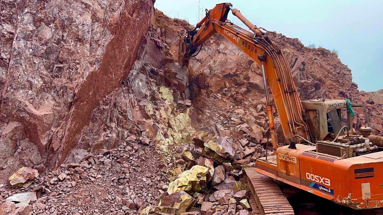 How to Break🔨A Hill With An Excavator Working Humring⚒️#excavators #excavatorvideos #excavator#sand