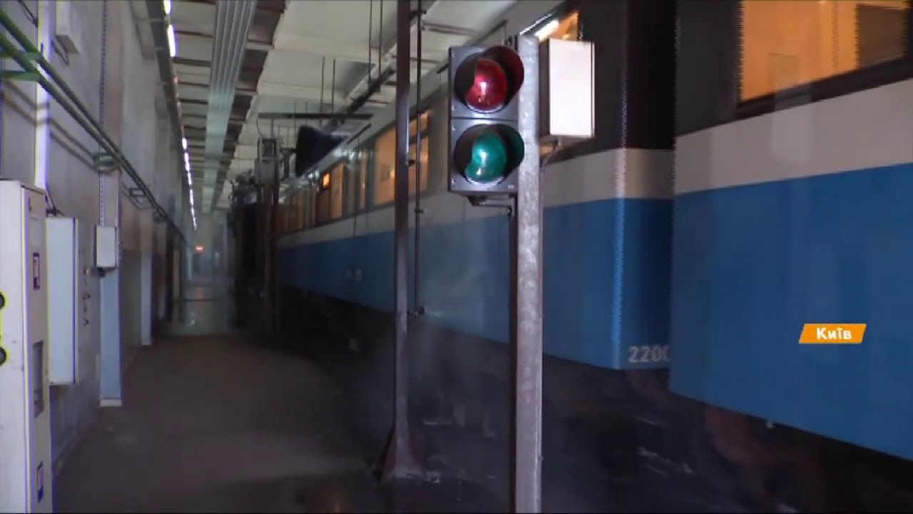 Работа в метро: что делает и где спит машинист