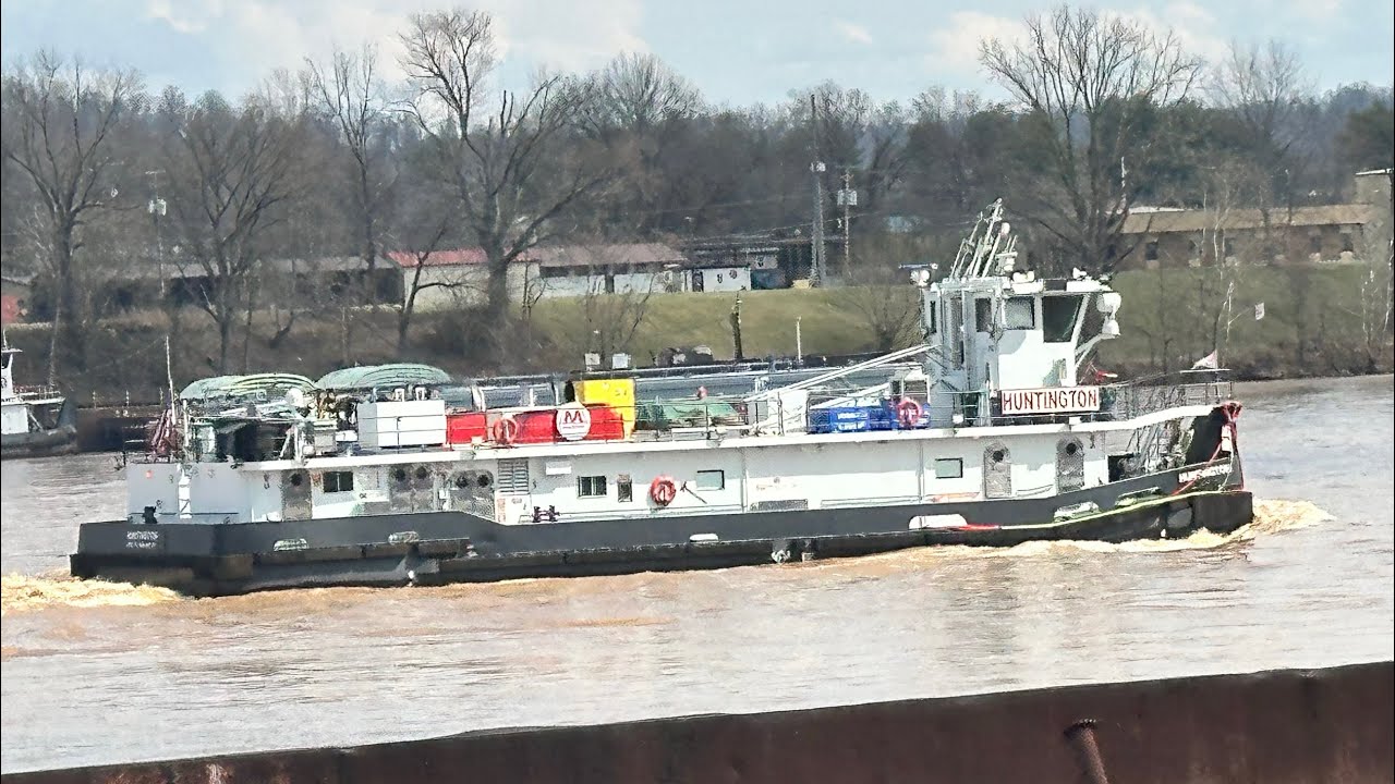 Tugboat M/V Huntington Switches Rivers. 