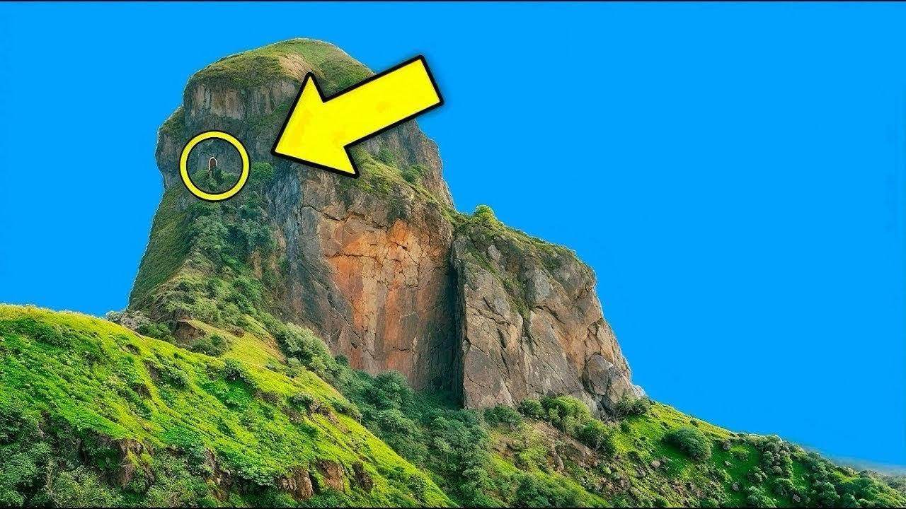 Un drone si avvicina a una montagna e riprende qualcosa di terrificante... nessuno sa spiegarlo!