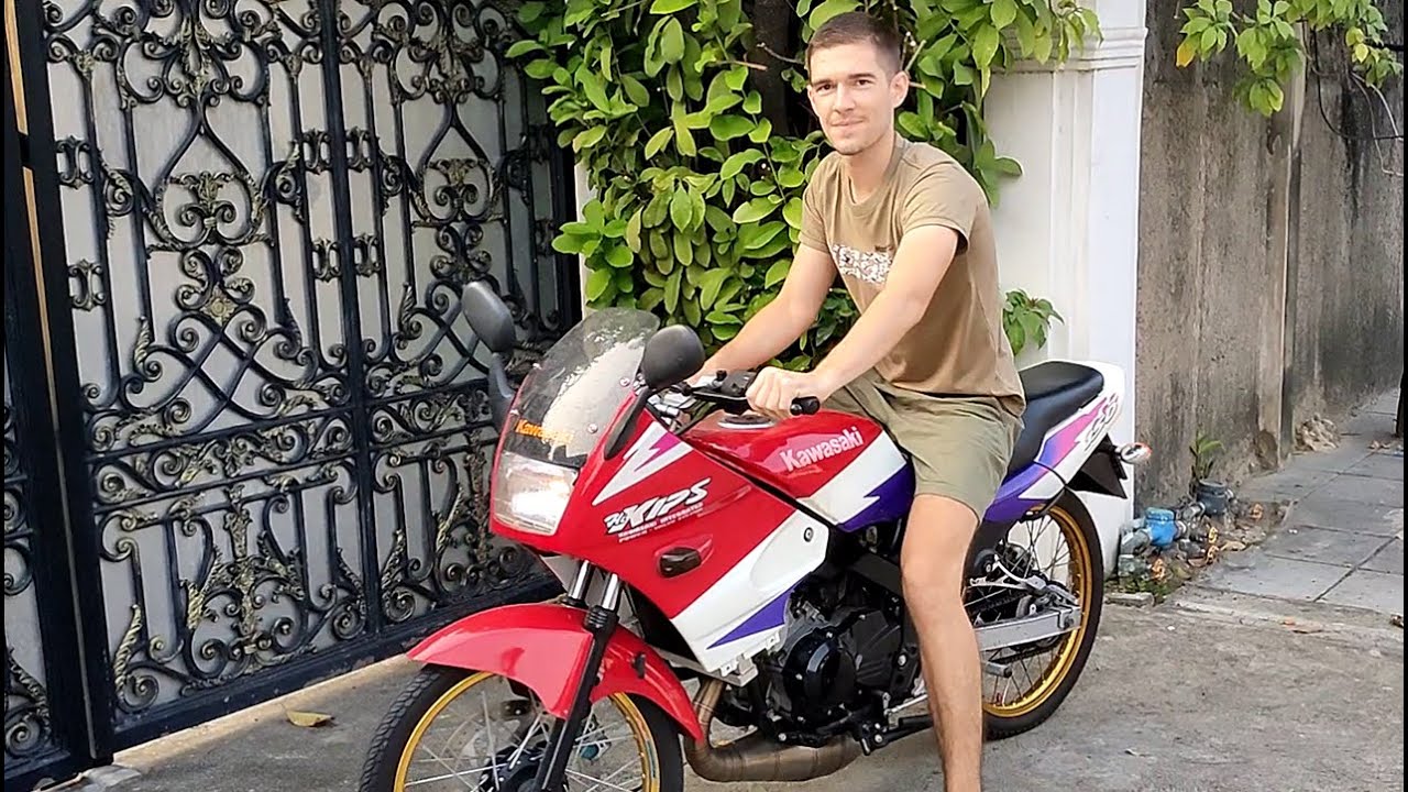 Riding my 2 stroke Kawasaki KR150 in Bangkok !