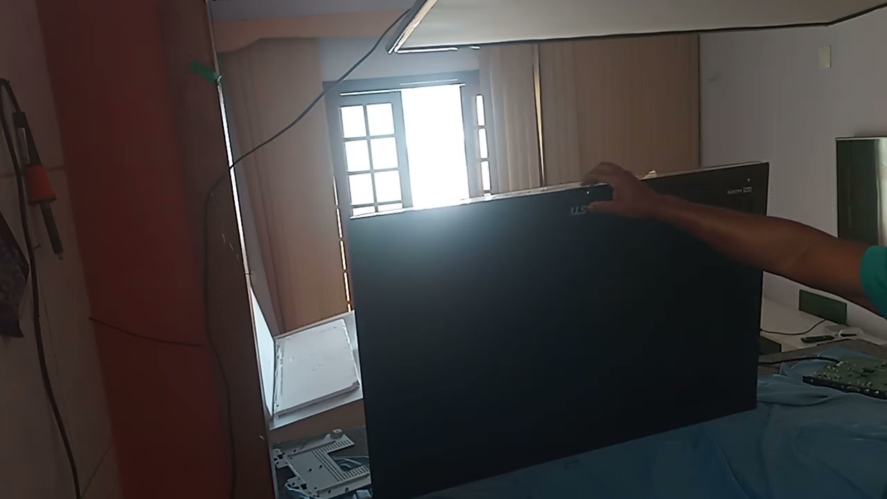 Antes de condenar a tela da tv Veja esse vídeo.