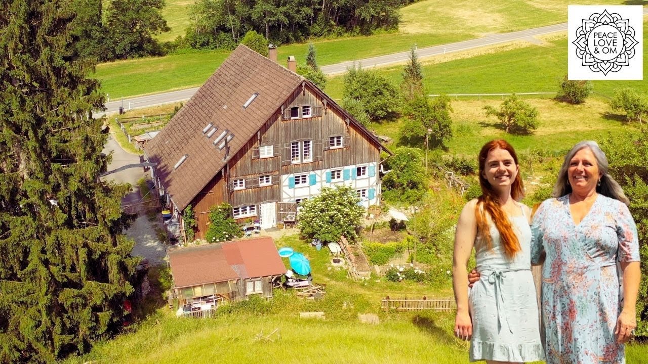 Мать и дочь ремонтируют старинный фермерский дом с садом с собственной кухней