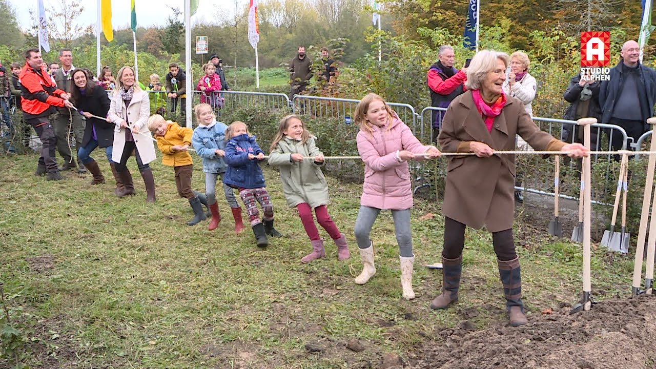 Prinses Irene plant boom in bos dat naar haar is vernoemd: 'Voorvechter van groen'