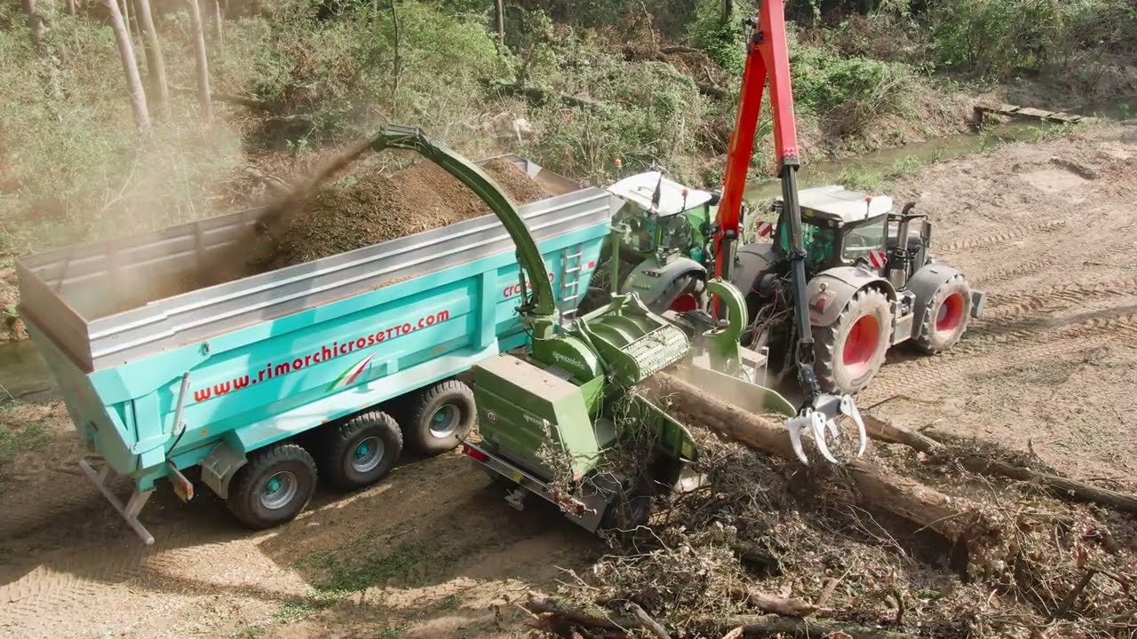 PEZZOLATO PTH 1200 G - Cippatore a tamburo azionato dalla PDF del trattore FENDT 930 da 300 Hp