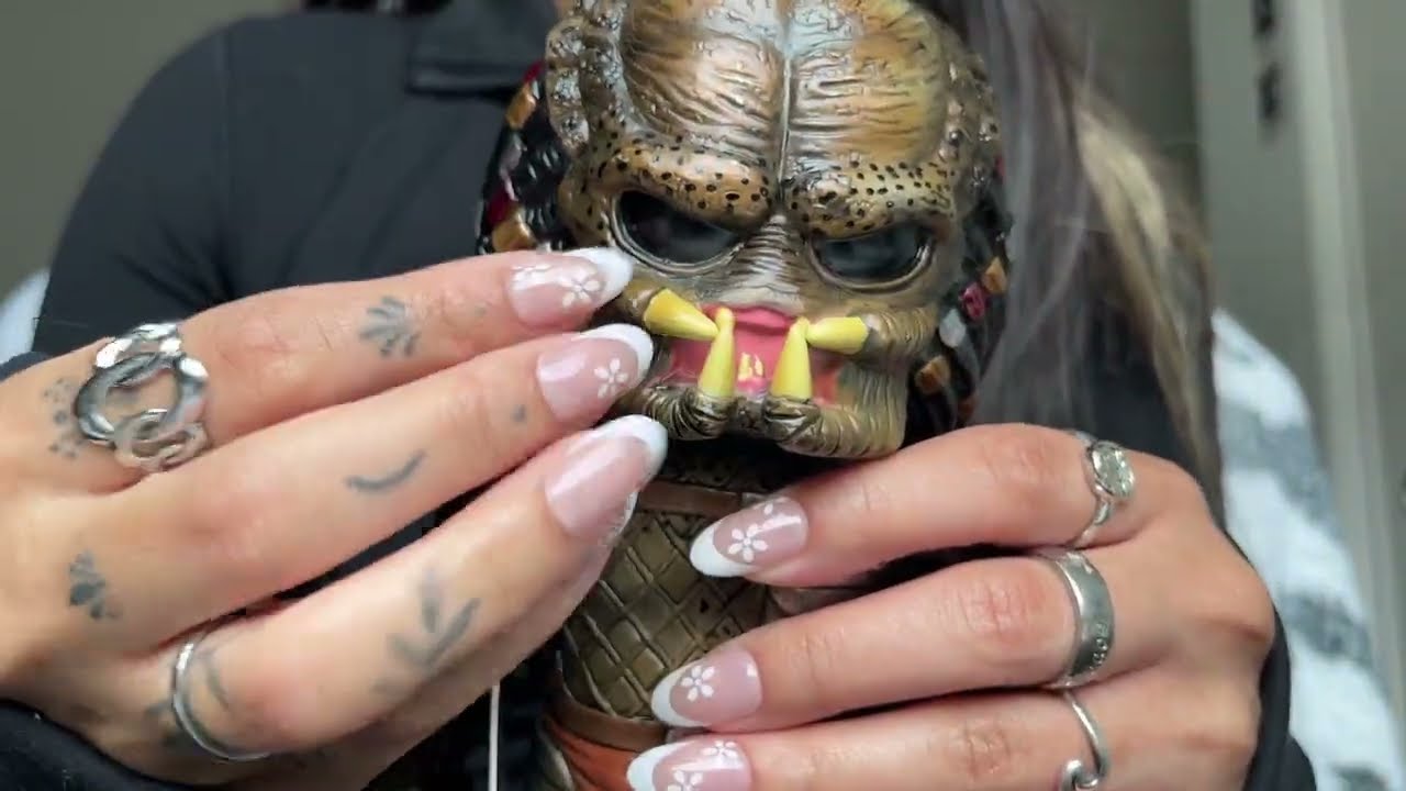 [ASMR] Predator Figurine Tapping & Scratching