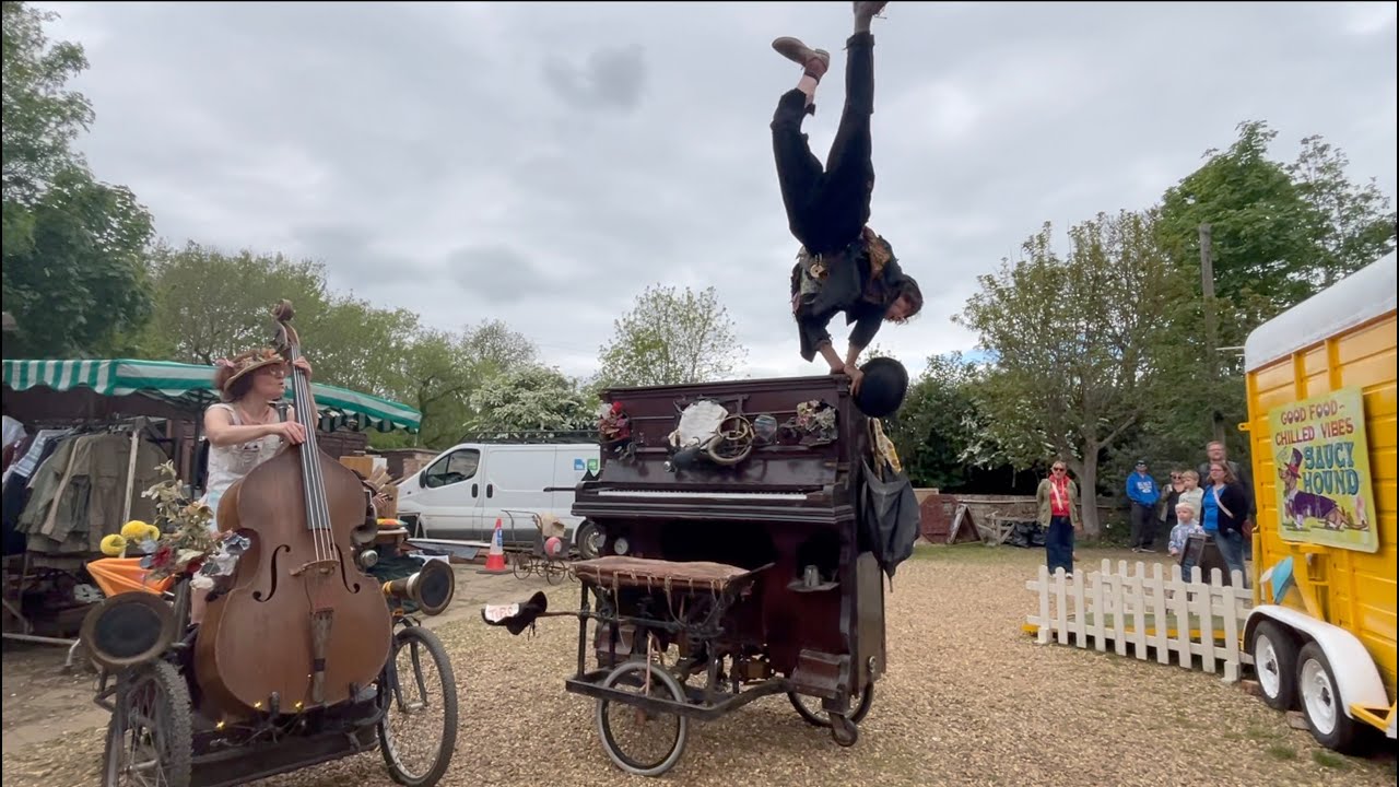 Busking bank holiday at Cropredy Wharf