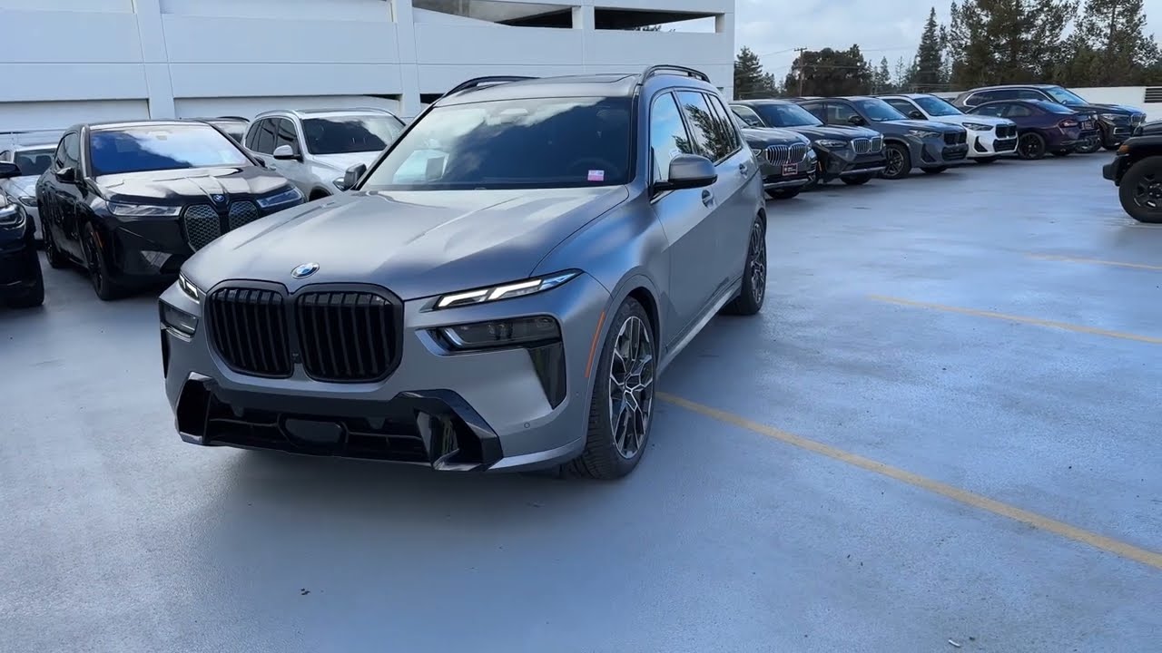 Tour the 2023 X7 xDrive40i in Frozen Pure Grey | 4K