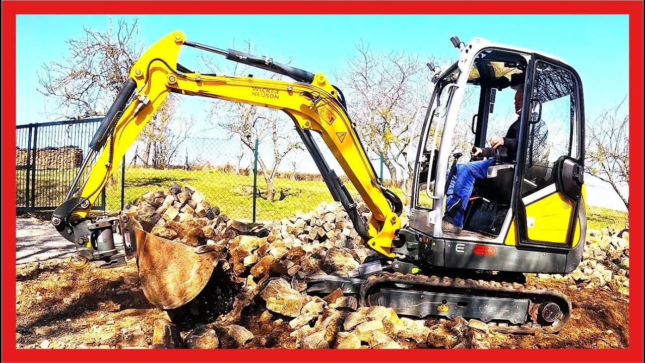 Minibagger Wacker Neuson ET20, mit Sieblöffel Steine sortieren.