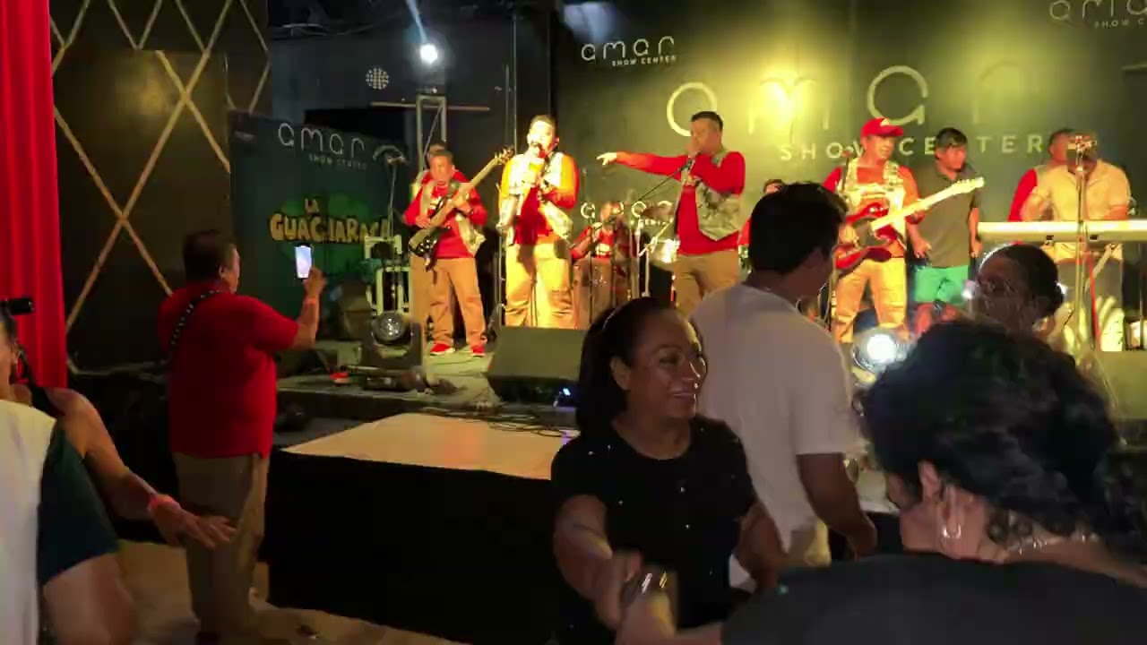Juguito de piña · Lado Obscuro en Amar Show Center