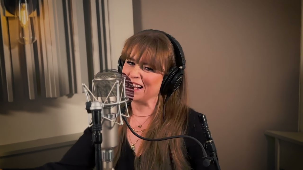 I Close My Eyes And Count To Ten (Studio Performance) - Maxine Linehan feat. phil phlaymz