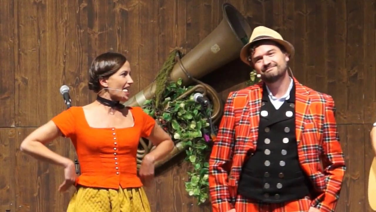 Kathrin Anna Stahl und Anton Leiss-Huber in der Schönheitskönigin