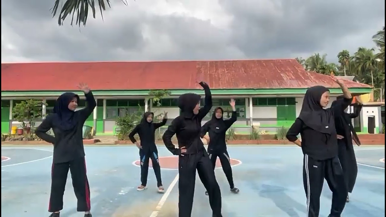 senam sajojo dari kls XII kelompok 2.