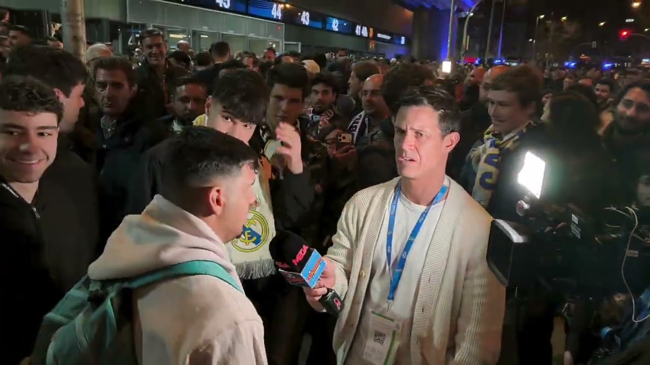 LA AFICION DIVIDIDA EDU AGUIRRE EN LA PUERTA 55 DESPUES DEL PARTIDO REAL MADRID 2-1 BENFICA