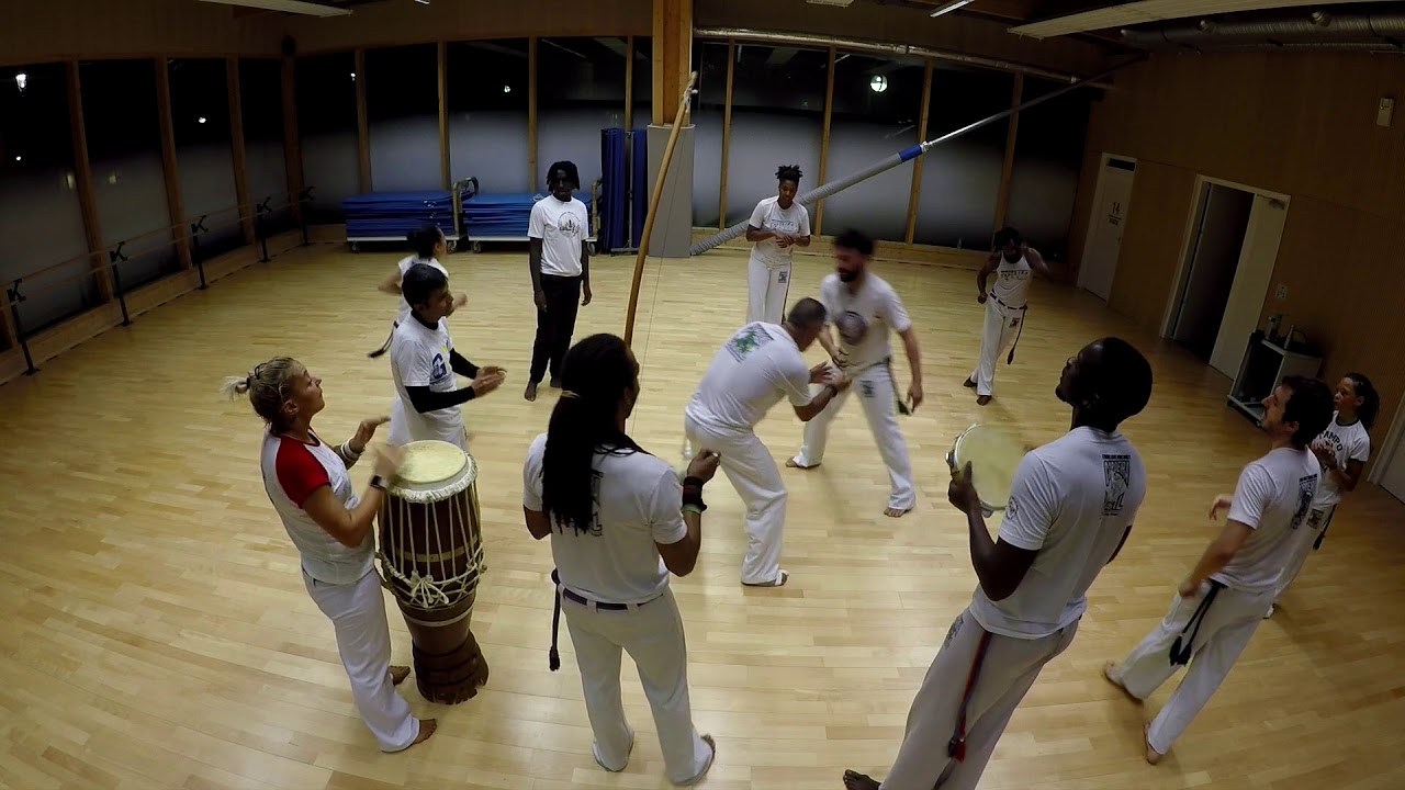 Roda capoeira no corpo