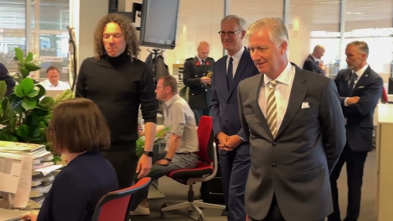 Vorstenpaar bezoekt Roularta: koning Filip haalt eerste exemplaar van KW van de drukpersen (1/3)