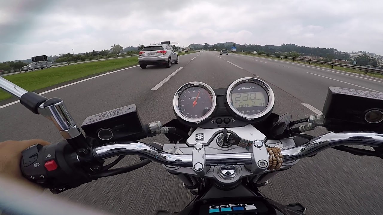Essa moto é muito forte, 260km/h rápido - duas bandits 1250 acelerando
