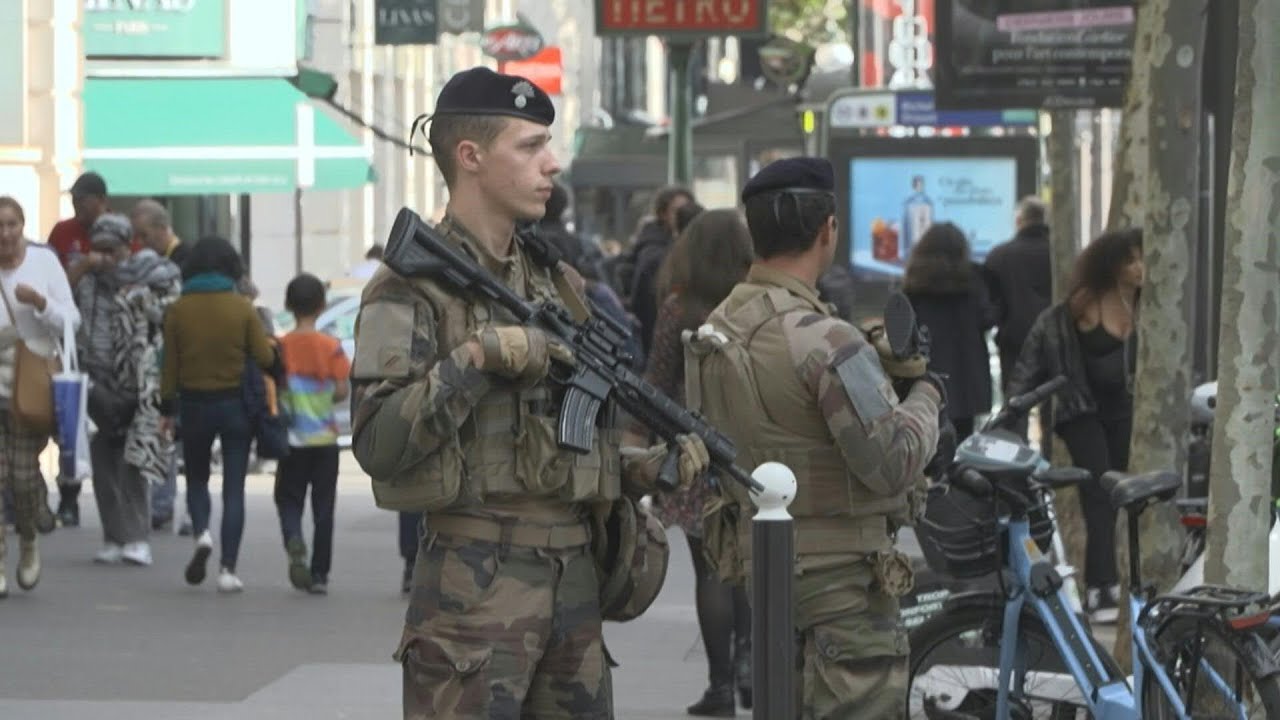 Dans les rues de Paris, les forces de Sentinelle prêtes à intervenir | AFP