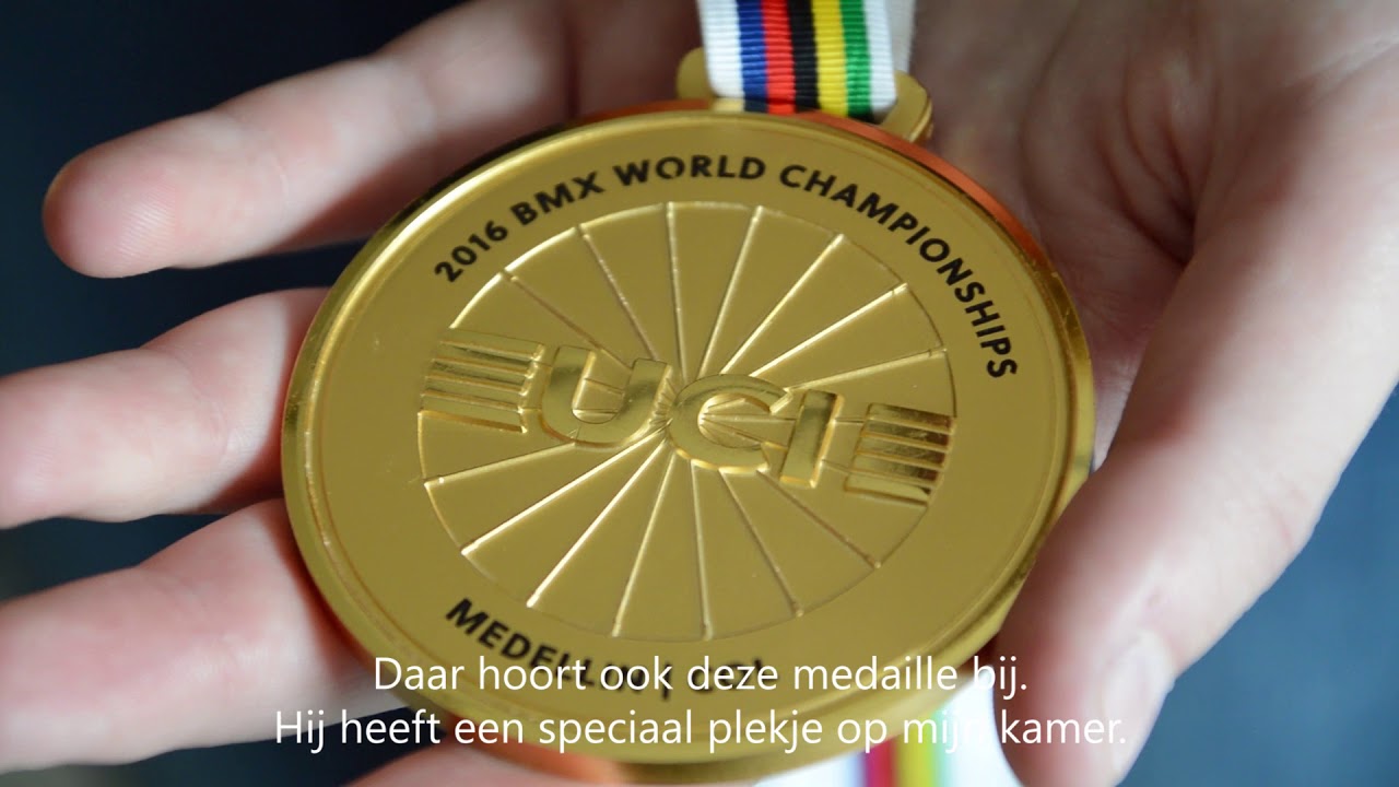 Ruby Huisman laat haar kamer in het Sporthotel zien