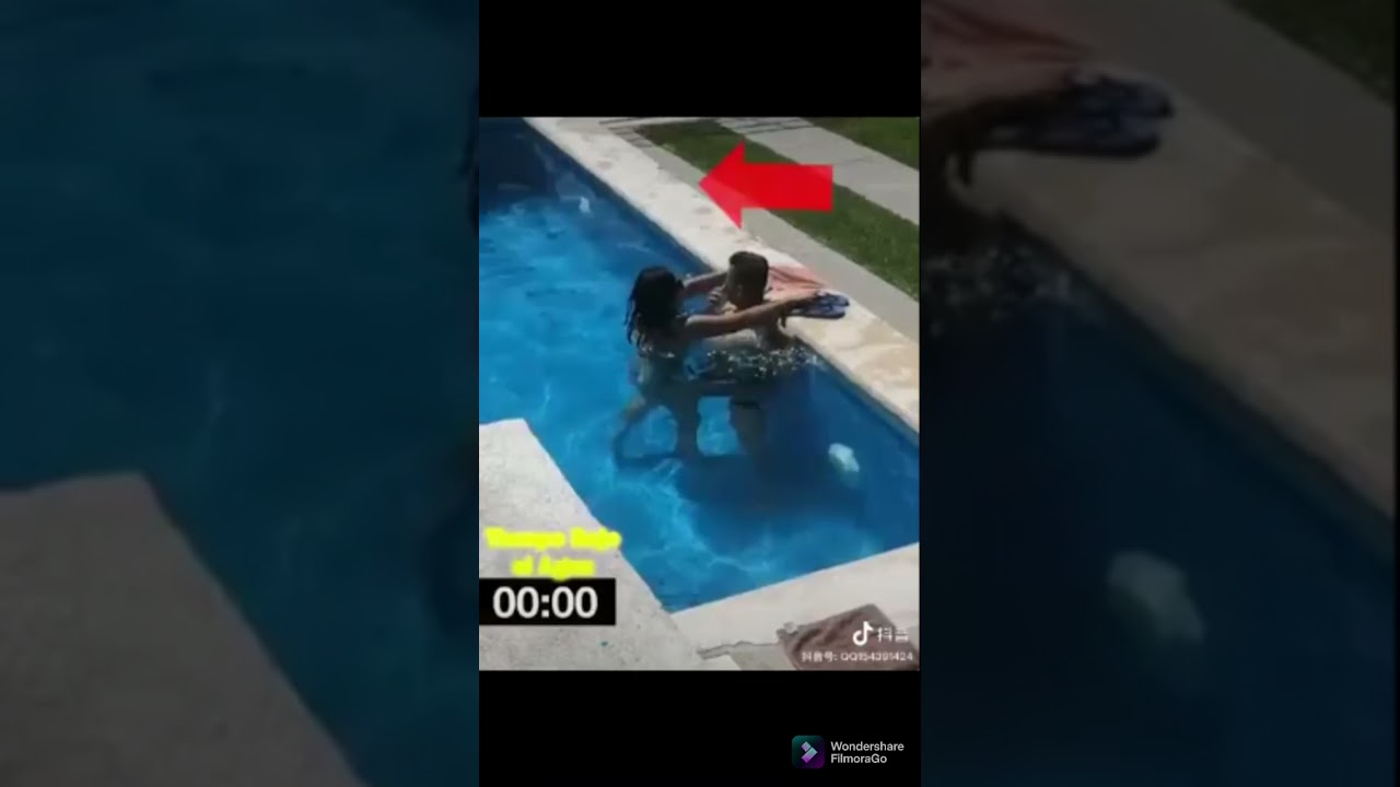Marido volta do trabalho e encontra a esposa na piscina com amante