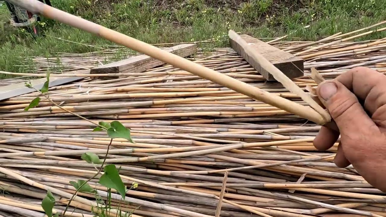 Gard din plasă bordurată cu umplutură de stuf