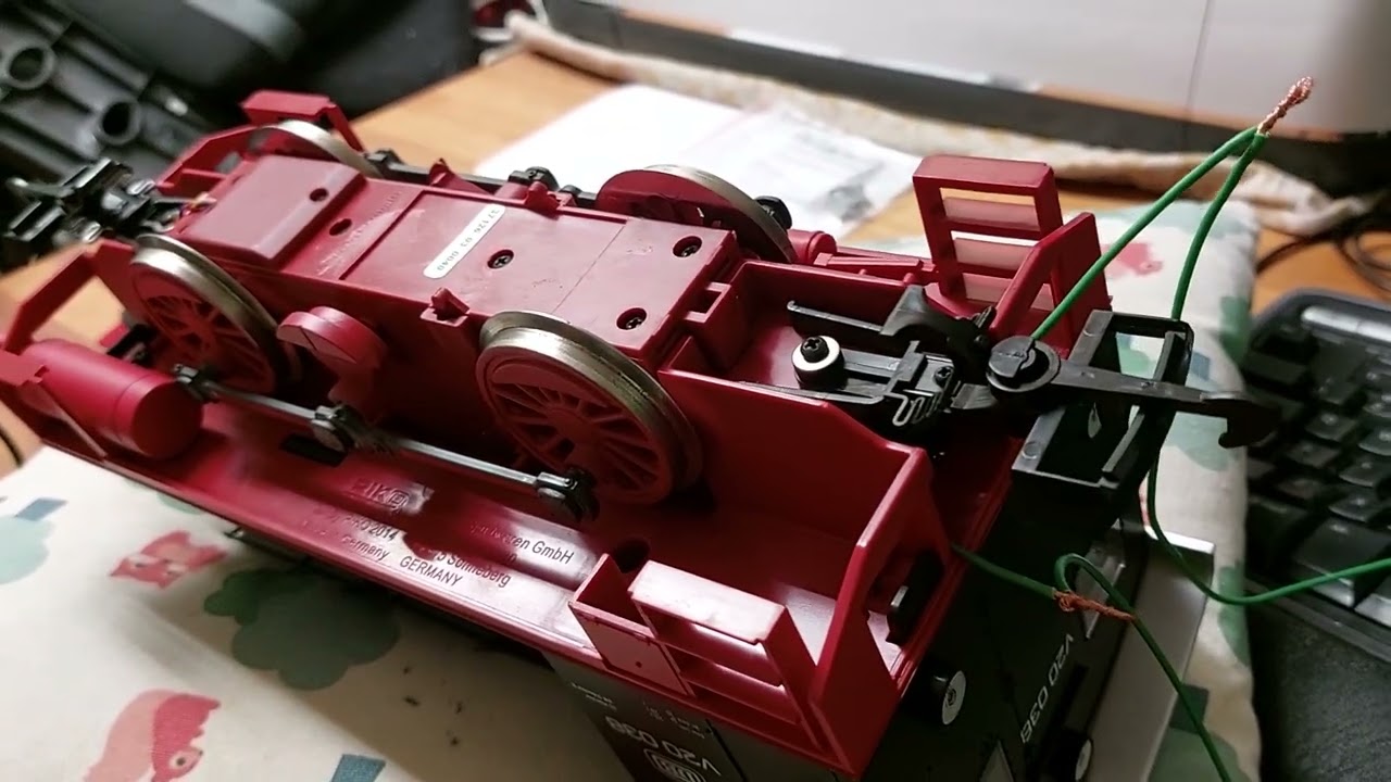 Controlling a G-scale locomotive via Esp32's using espnow!