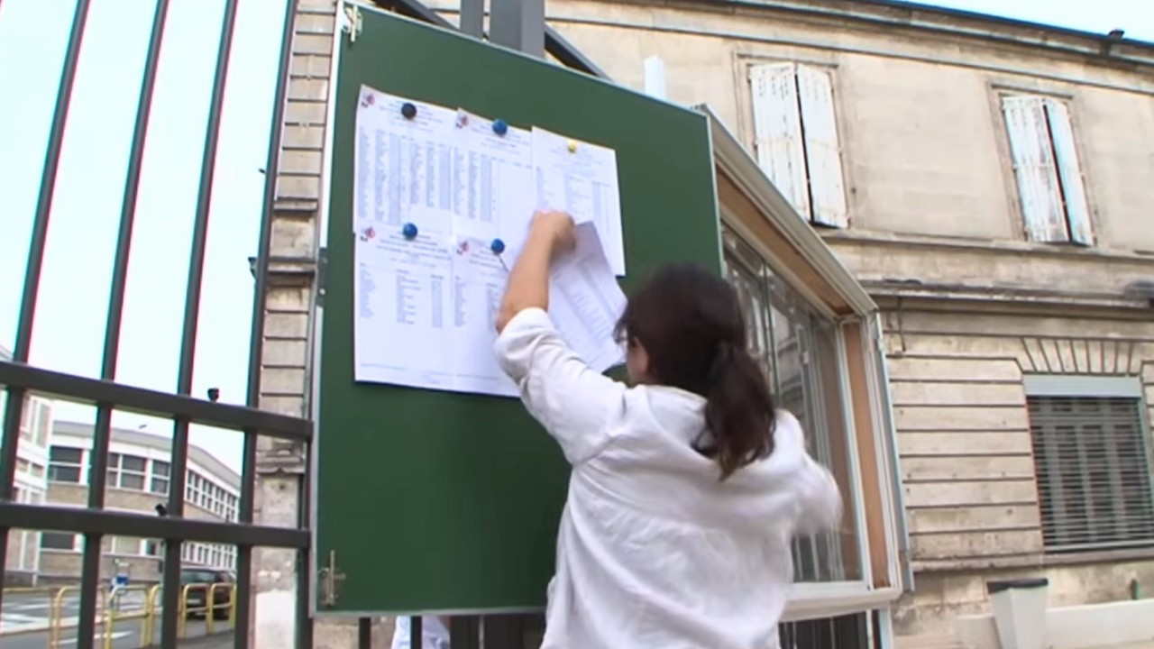 Bertrand a 43 ans. Adrien en a 14, ils passent le même bac