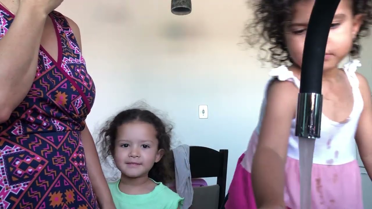 Lavando a louça com a Haíssa