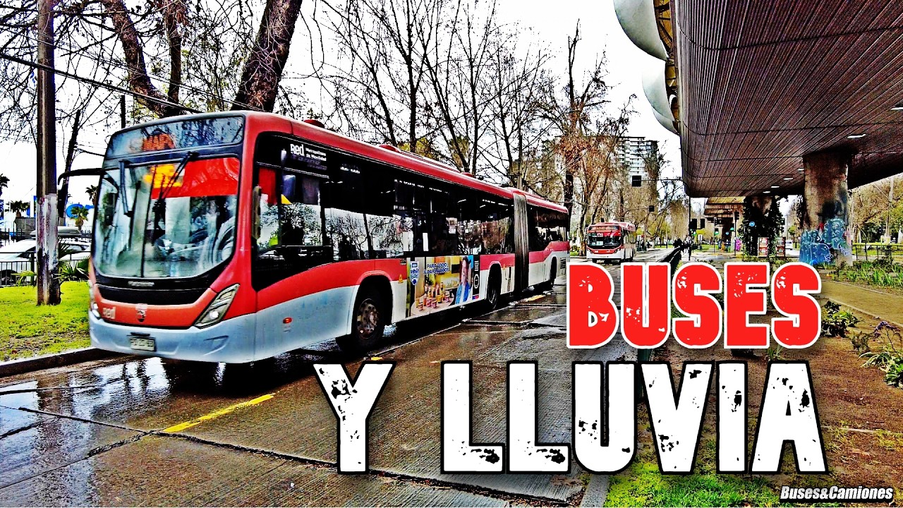 Así es viajar en bus por la ciudad bajo la lluvia