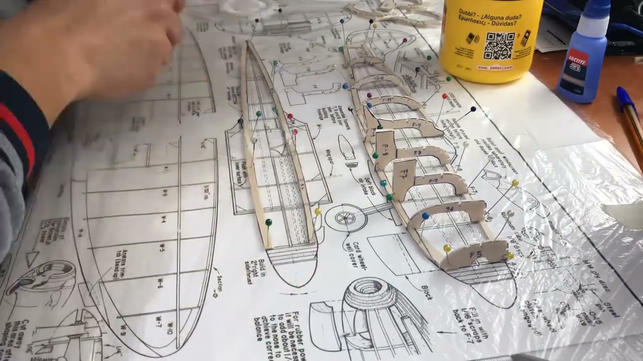 Spitfire en madera de balsa