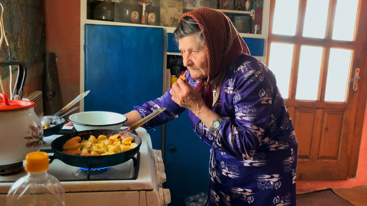 Тяжелая жизнь в горах. Пожилая бабушка 86 лет, живет одна в деревне.