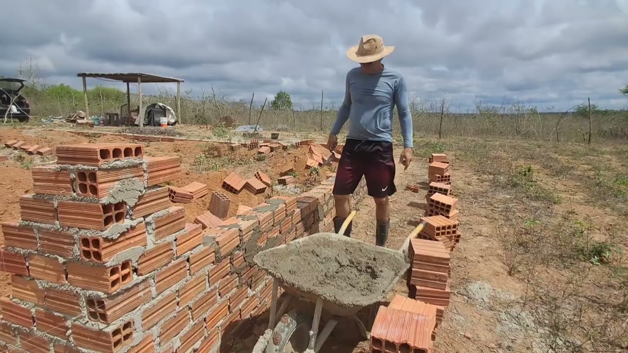 Muito trabalho,  e o alicerce cada dia mas perto do fim.#sítiodozero Sítio Família Duarte 👩‍🌾 👨‍🌾 