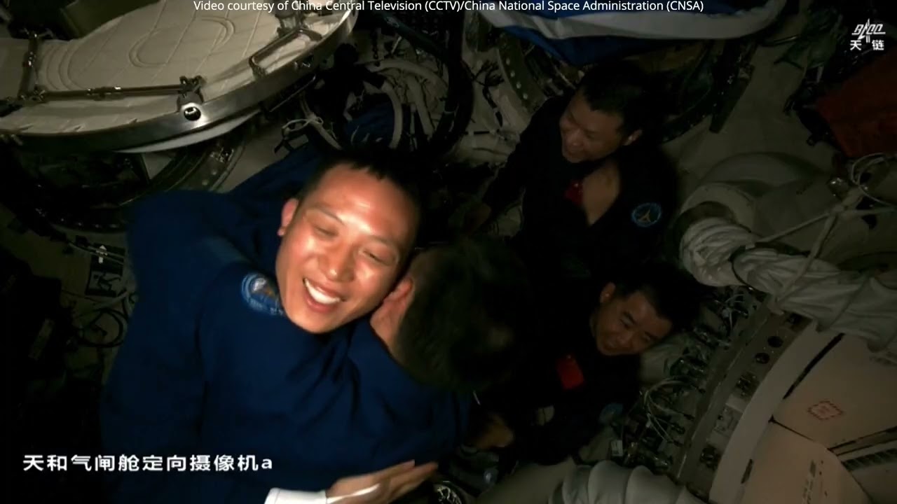 Shenzhou-21 hatch opening
