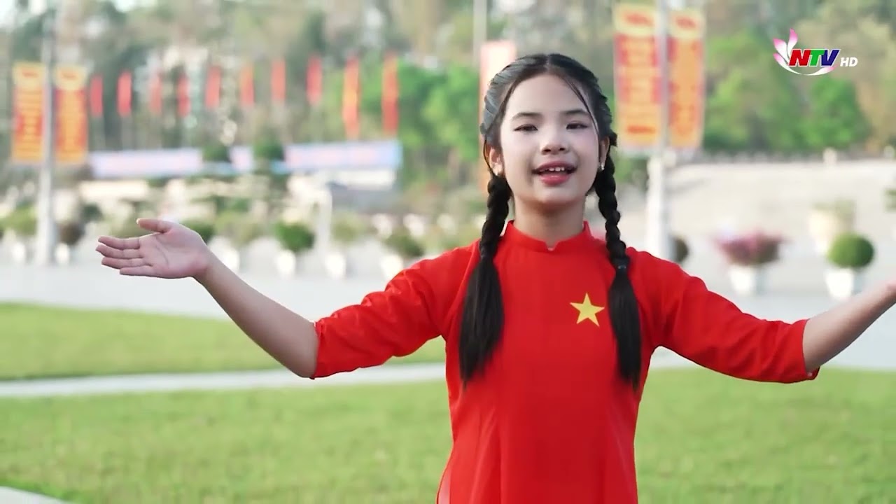 Việt Nam Trong Tôi Là ( Sáng tác : Yến Lê) Biểu diễn: Kim Ngân và Tóp Múa