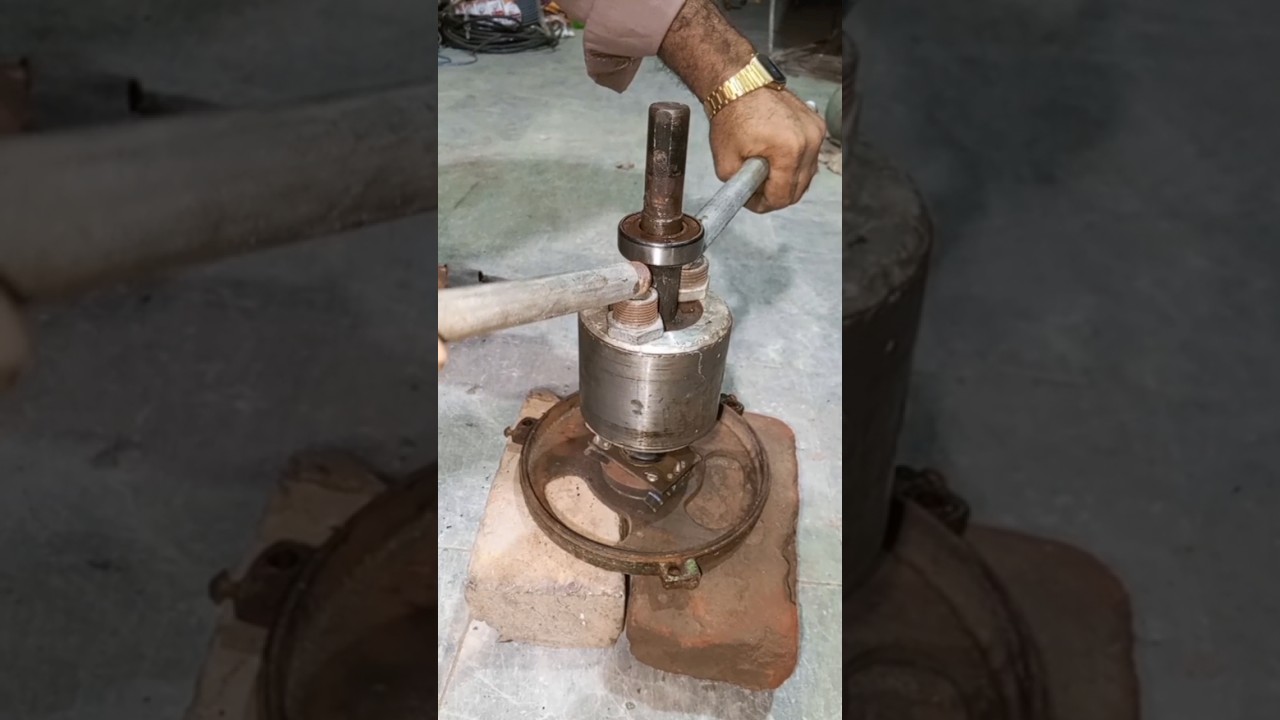 Easy tri&ccedil;k to Remove Bearings without puller #tricks #shortsvideo #shorts