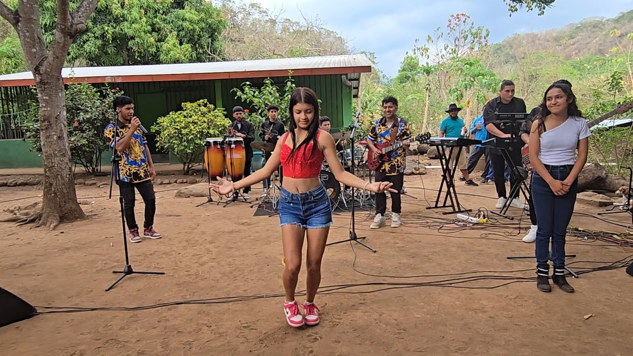 por umpremio. BAILANDO EL JUGO DE PIÑA CON Grupo F.l