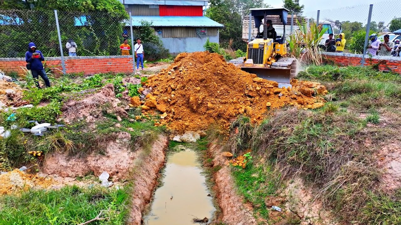 FIRST START A NEW PROJECT!! DELETE PIT LAND BY BULLDOZER KOMATSU D20P AND 5 TON TRUCKS