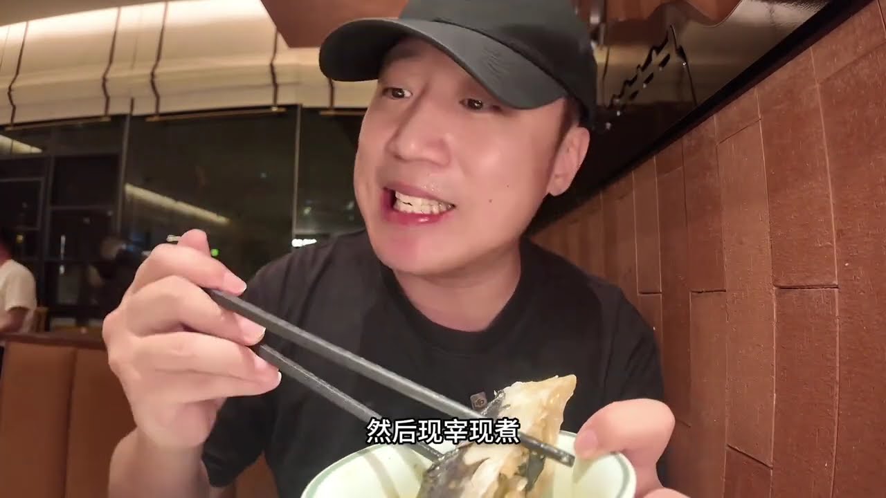 湖南郴州柴火鱼，现捉现称现宰现煮。浓郁烟熏味，鱼肉鲜美嫩滑！这也太好吃了吧！#湖南美食 #郴州柴火鱼 #郴州美食#当地特色美食 #300一碗的鱼肠米粉