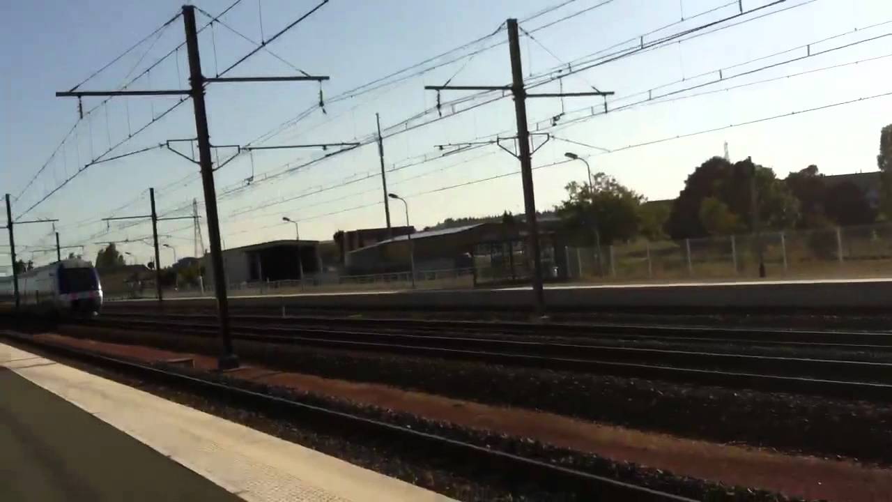 Passage de trains (TGV et TER) en gare TGV du Futuroscope (86)