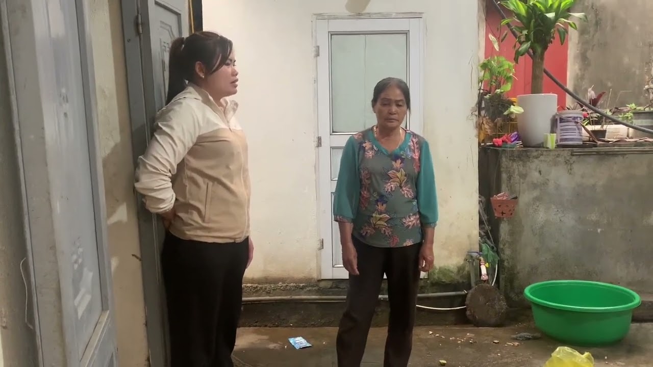 Tiến buồn phát khóc khi ba quế không đưa tiền còn sỉ nhục bắt làm hết mọi việc 