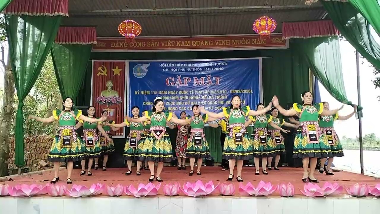 CLB hương sen chi hội phụ nữ thôn lạc Trung trình bày 