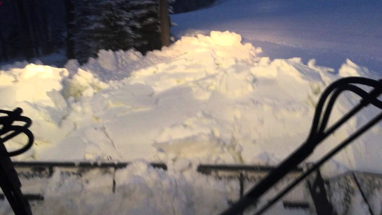 GOOD SOUNDING Prinoth BR 350 pushing snow