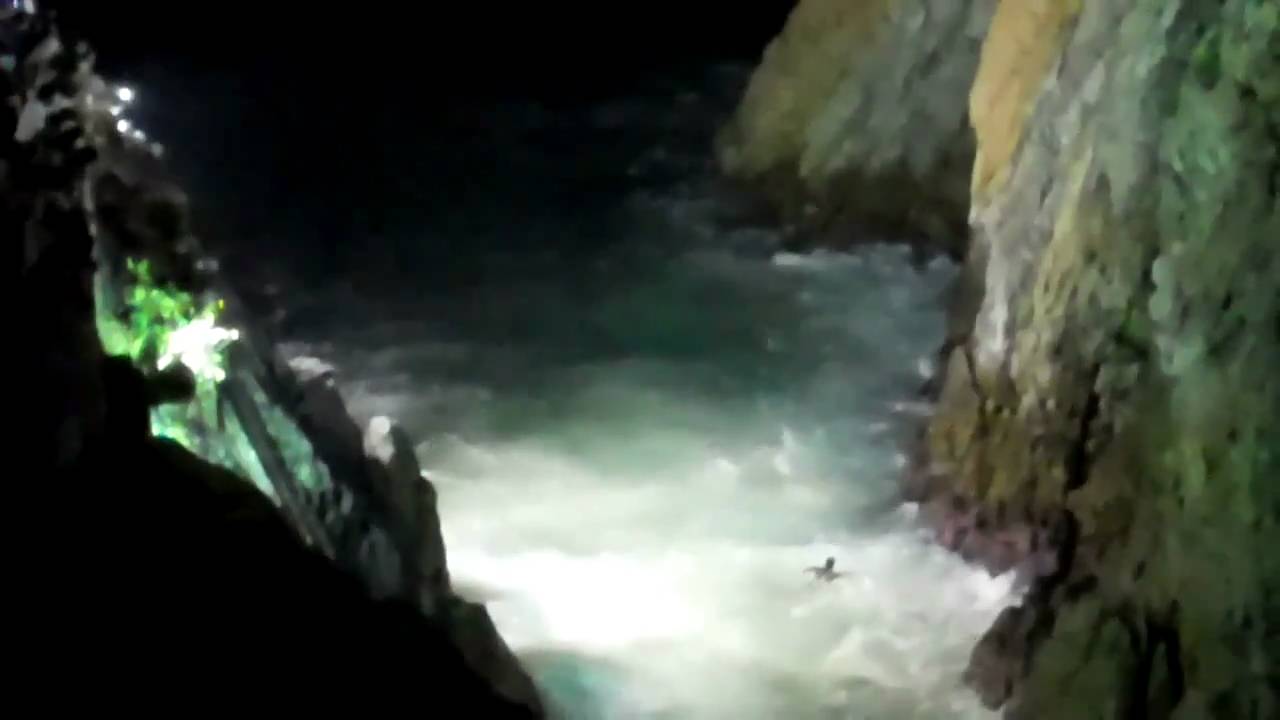 Death-Defying La Quebrada Cliff Divers in Acapulco, Mexico Night Diving