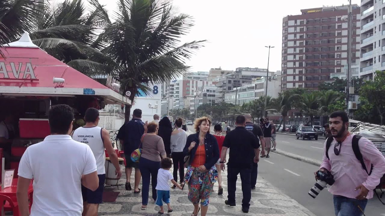 Jennifer Lopez indo para a praia de Ipanema, Rio de Janeiro - 25/06/2012