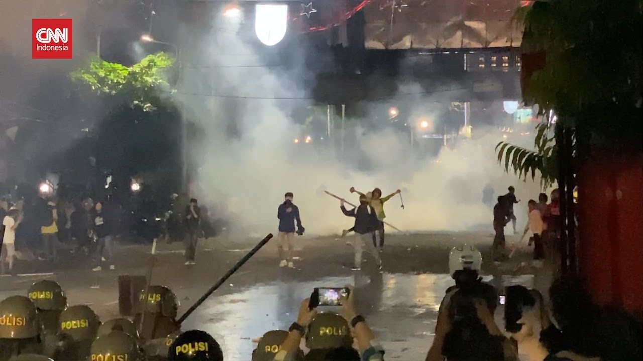 Momen Bentrokan Massa dan Polisi di Semarang  Korban Berjatuhan