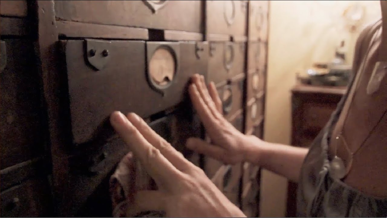 Woman fits her life into a 200 sq ft apt - Small Spaces video